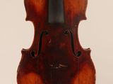 un vieux violon accroché au fond d'un mur blanc