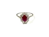 un gros plan d'une bague sertie d'un rubis entouré de diamants