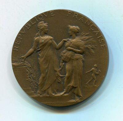 médaille de bronze représentant deux femmes et un chien sur un fond blanc