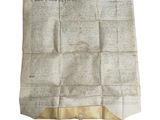 un vieux journal sur lequel est posé un morceau de papier