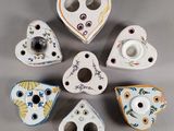 six bougeoirs en porcelaine en forme de cœur posés sur un support gris