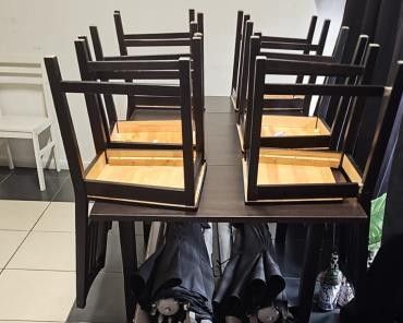 quatre chaises posées sur une table