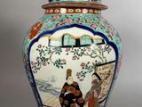 un vase muni d'un couvercle orné d'une peinture