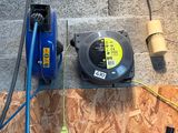 une photo d'un atelier avec des outils accrochés au mur
