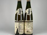 deux bouteilles de vin posées l'une à côté de l'autre sur une table