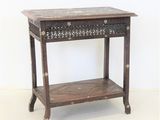 une petite table en bois avec un tiroir en dessous