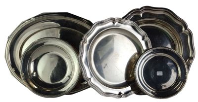 tout un tas d'assiettes en argent posées sur une table