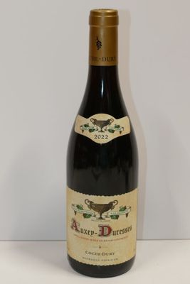 l'image d'une bouteille de vin posée sur une table
