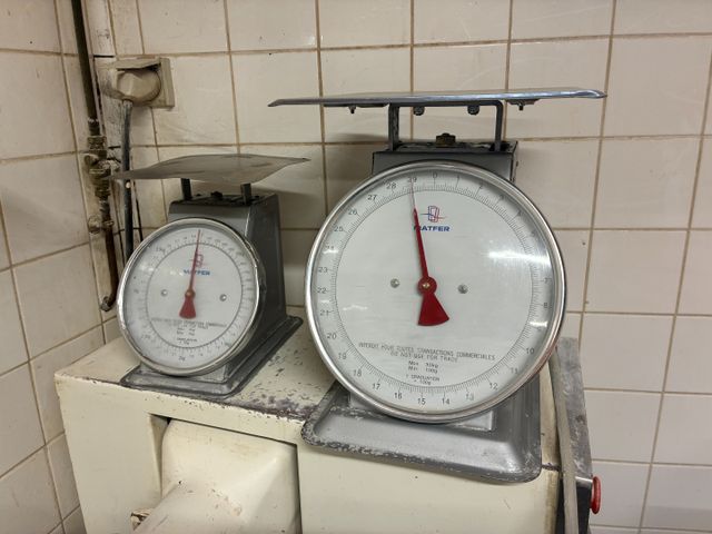 Deux balances manuelles MATFER 30kgs et 4 kgs. Frais en sus 14.28...