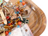 un plateau en bois sur lequel sont disposés divers bijoux