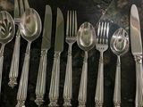 beaucoup de cuillères et de couteaux en argent sur la table