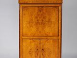 une armoire ancienne en bois à deux portes et tiroirs