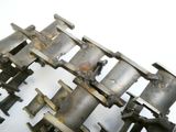 une grande structure métallique sur laquelle sont fixées de nombreuses pièces métalliques