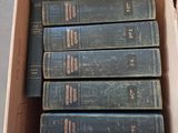 beaucoup de livres dans une boîte posée sur le sol