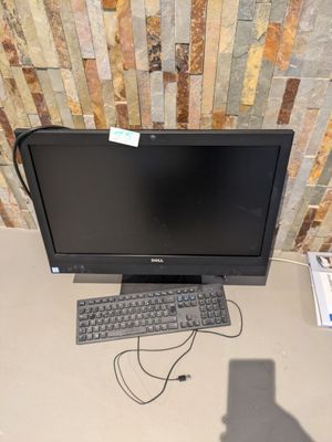 un écran d'ordinateur et un clavier posés sur un bureau