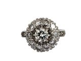 gros plan d'une bague en diamant sur fond blanc