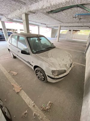 une voiture garée dans un parking couvert