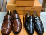 trois paires de chaussures pour homme sont posées sur des cartons