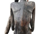 une image représentant la statue d'un homme tenant un bâton à la main
