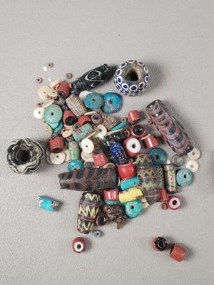 un tas de perles de toutes sortes posées sur une table