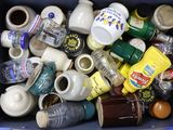 une poubelle bleue remplie de tasses à café et de soucoupes vides