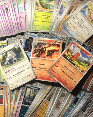 beaucoup de cartes pokemon sur la table