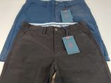 deux paires de shorts pour homme avec leurs étiquettes encore attachées