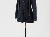 une image d'une veste noire sur un mannequin