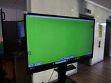 une image représentant un grand téléviseur à écran plat avec un fond vert