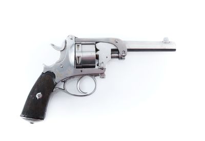 un pistolet sur fond blanc, avec des morceaux de papier dans le canon
