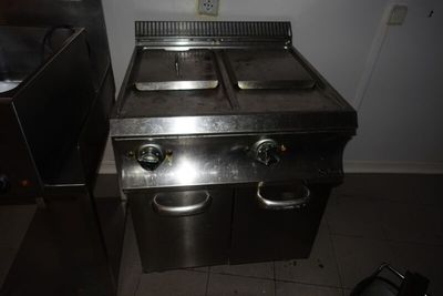 une cuisinière en métal équipée de deux feux, dans une cuisine