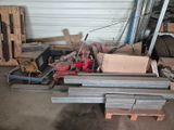 beaucoup de bric-à-brac dans le garage d'une maison