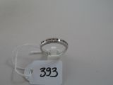 une photo d'une bague à laquelle est accrochée une étiquette de prix