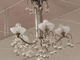 un lustre suspendu au plafond d'une pièce