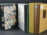 un livre contenant des timbres, posé sur une table