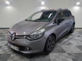 la voiture grise est garée dans le garage sur un sol en damier