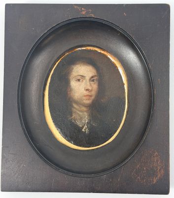 portrait d'un jeune homme en costume noir à bordure dorée