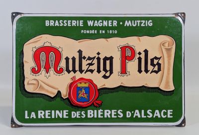 une vieille plaque métallique sur laquelle figurent un parchemin et un sceau