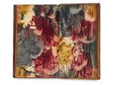 un vieux livre sur lequel figure l'image d'un bouquet de fleurs