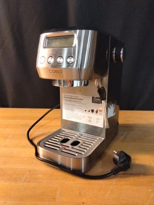 une machine à café posée sur une table en bois
