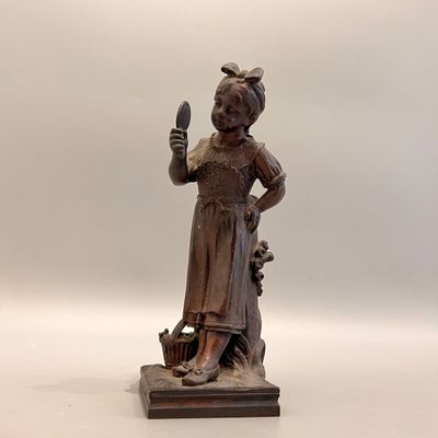 statue d'une femme tenant un panier de fleurs à la main