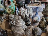 de nombreux vases différents sur la table de cette pièce