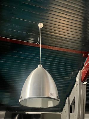 un grand luminaire métallique suspendu au plafond d'une cuisine