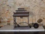une petite lanterne posée sur une table près d'un mur de briques