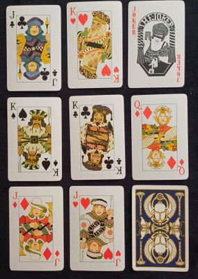 une photo d'un jeu de cartes posé sur une table