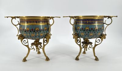 paire de vases anciens en laiton et bleu, munis d'anses