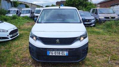 une camionnette blanche garée dans l'herbe
