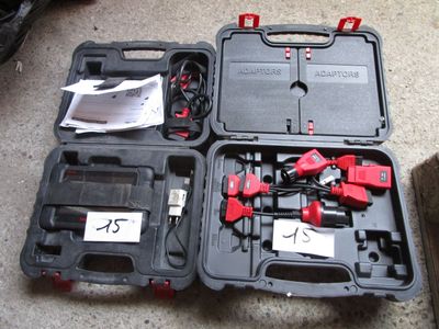 une mallette noire avec des outils à l'intérieur sur le sol