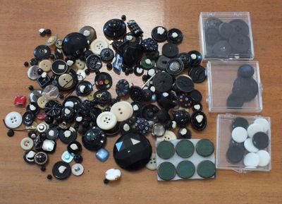un grand nombre de boutons posés sur une table