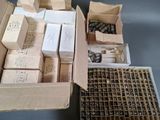 plusieurs cartons contenant des objets divers, posés sur une table
